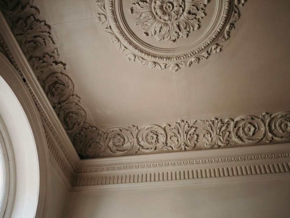 ornamenty sztukaterii w wnętrzu