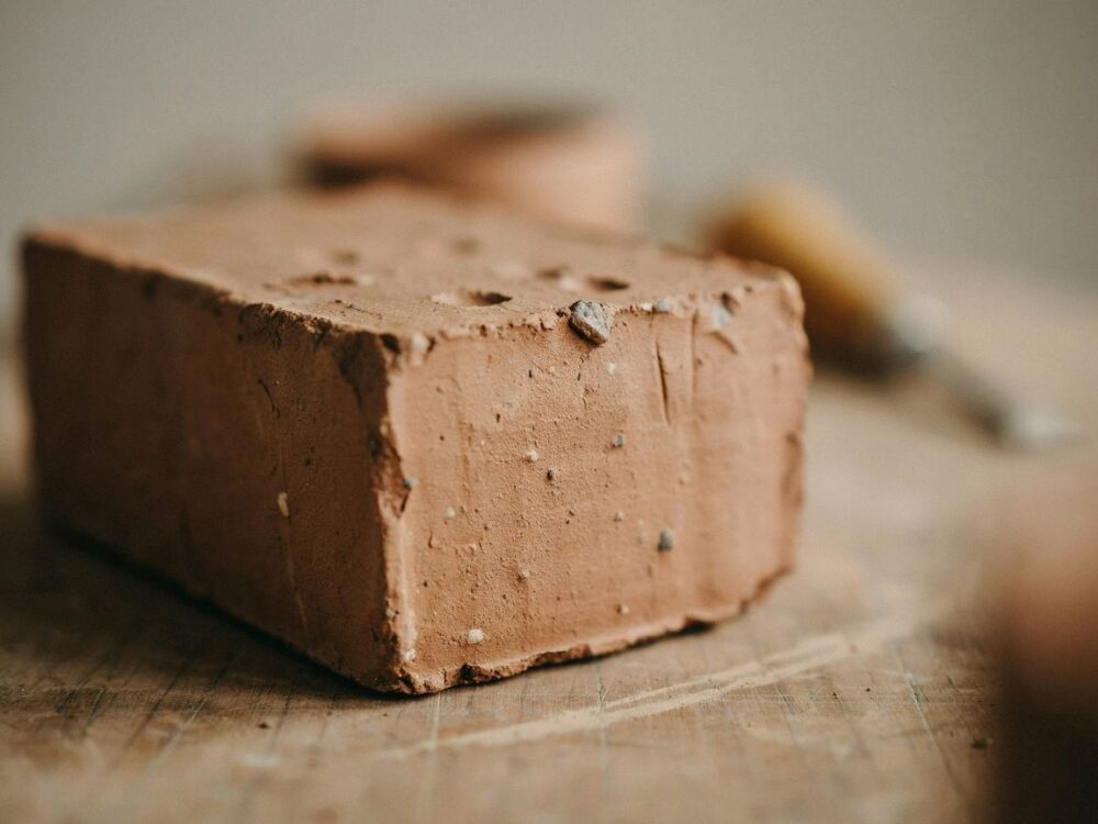 proces formowania cegieł