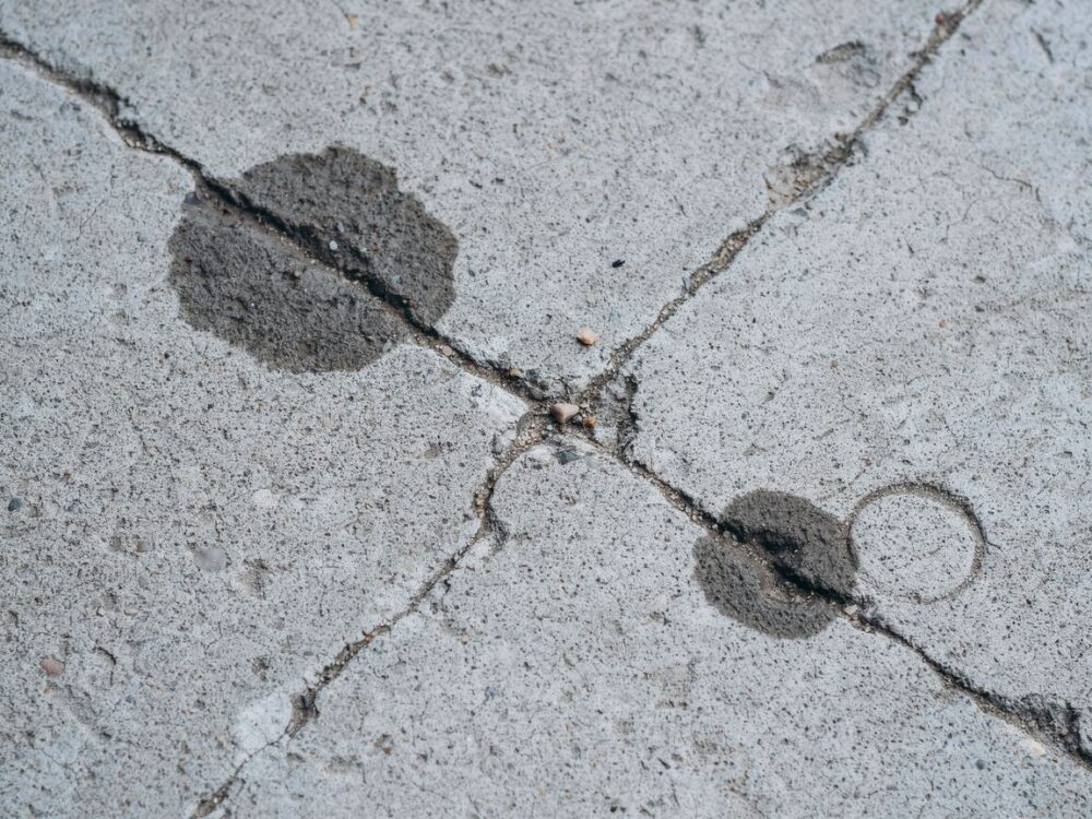 przepływ wody przez beton